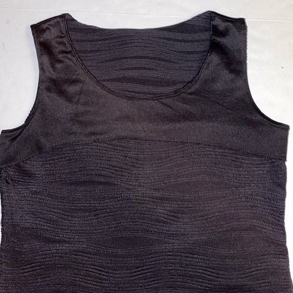 Roz & Ali sleeves less  top , size M, color black. Round neckline. Wavy design - Picture 6 of 16